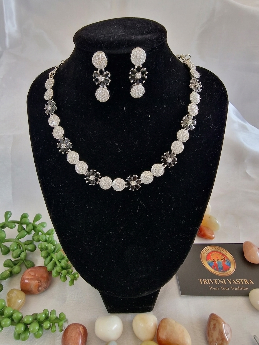 Short necklace with silver and black stones