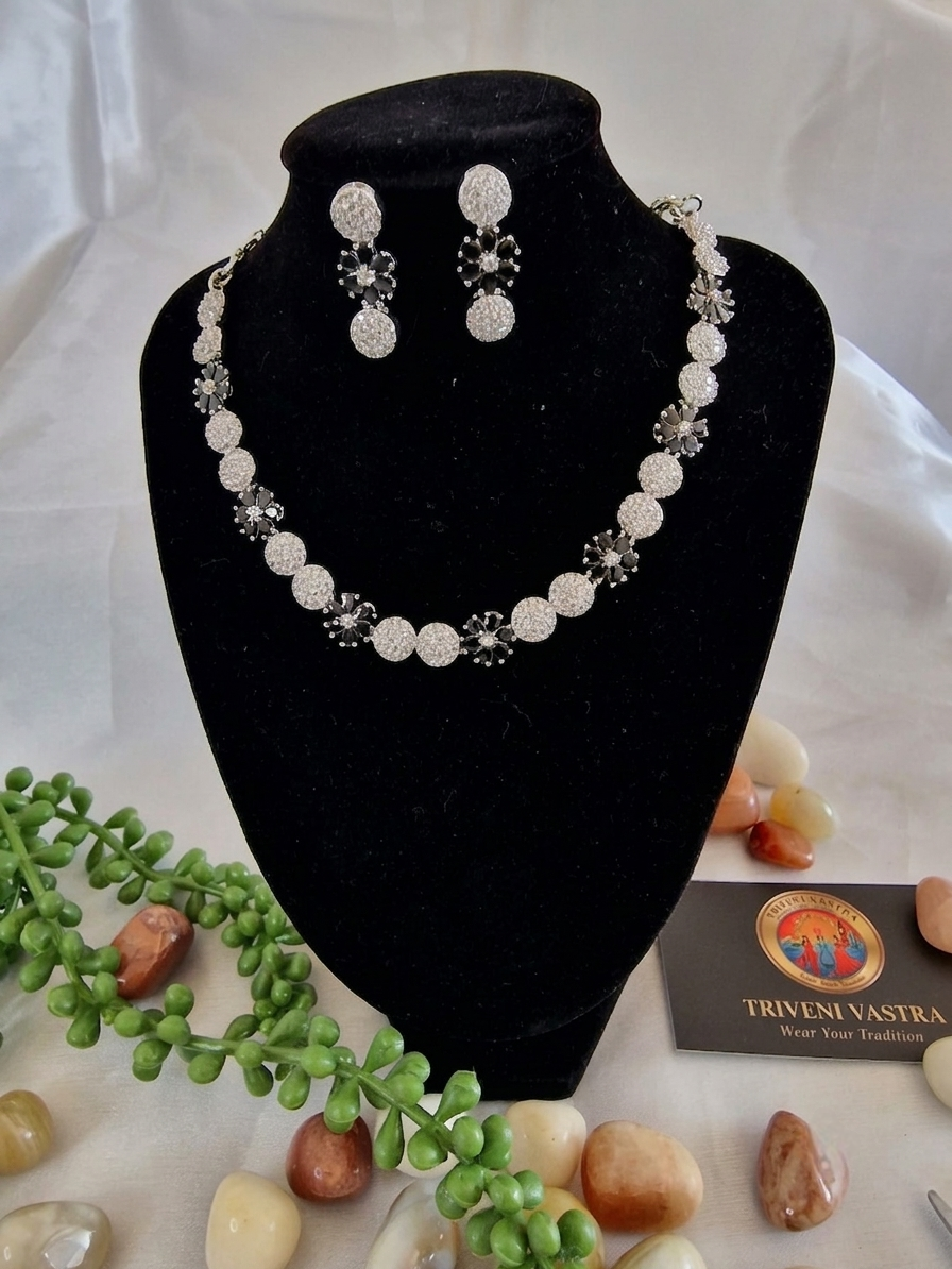 Short necklace with silver and black stones