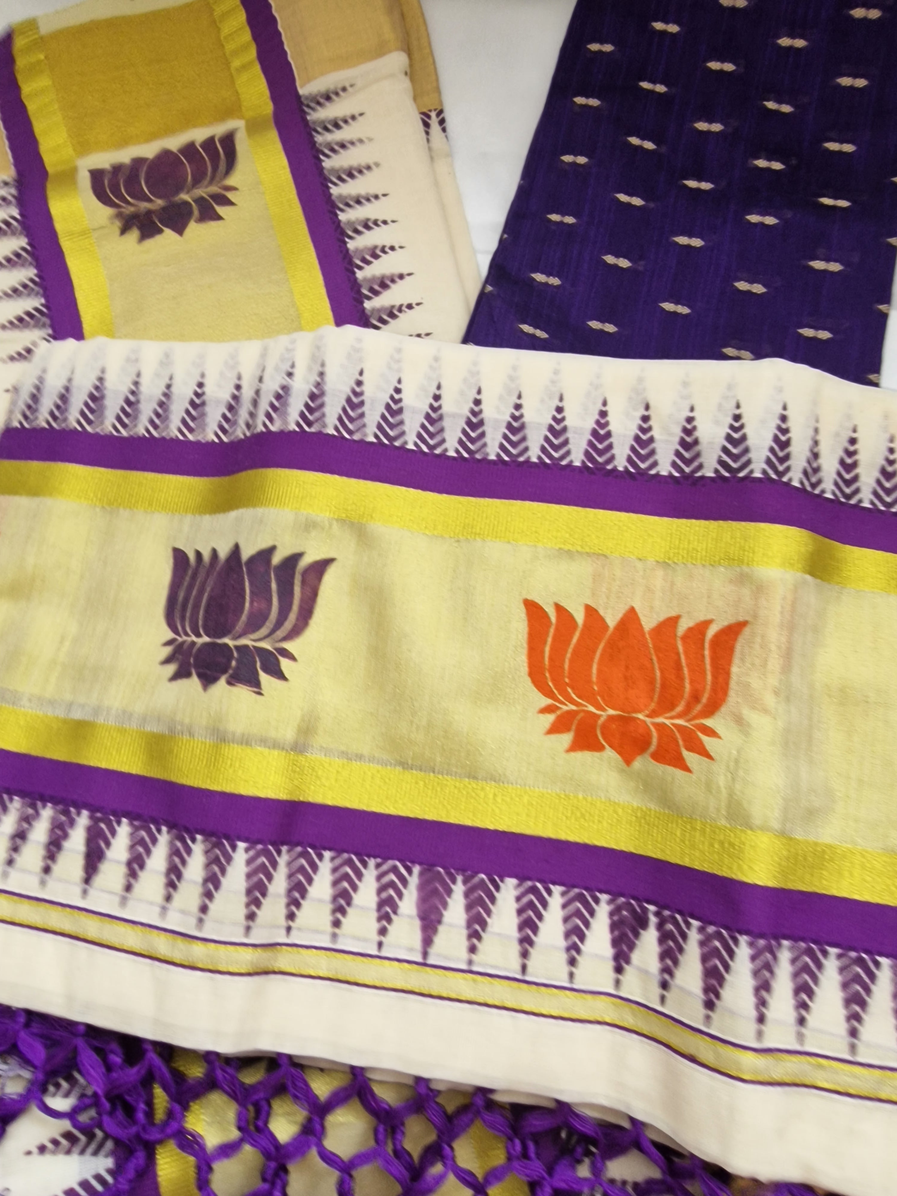 2026 Trending Lotus printed settumundu with unstitched blouse