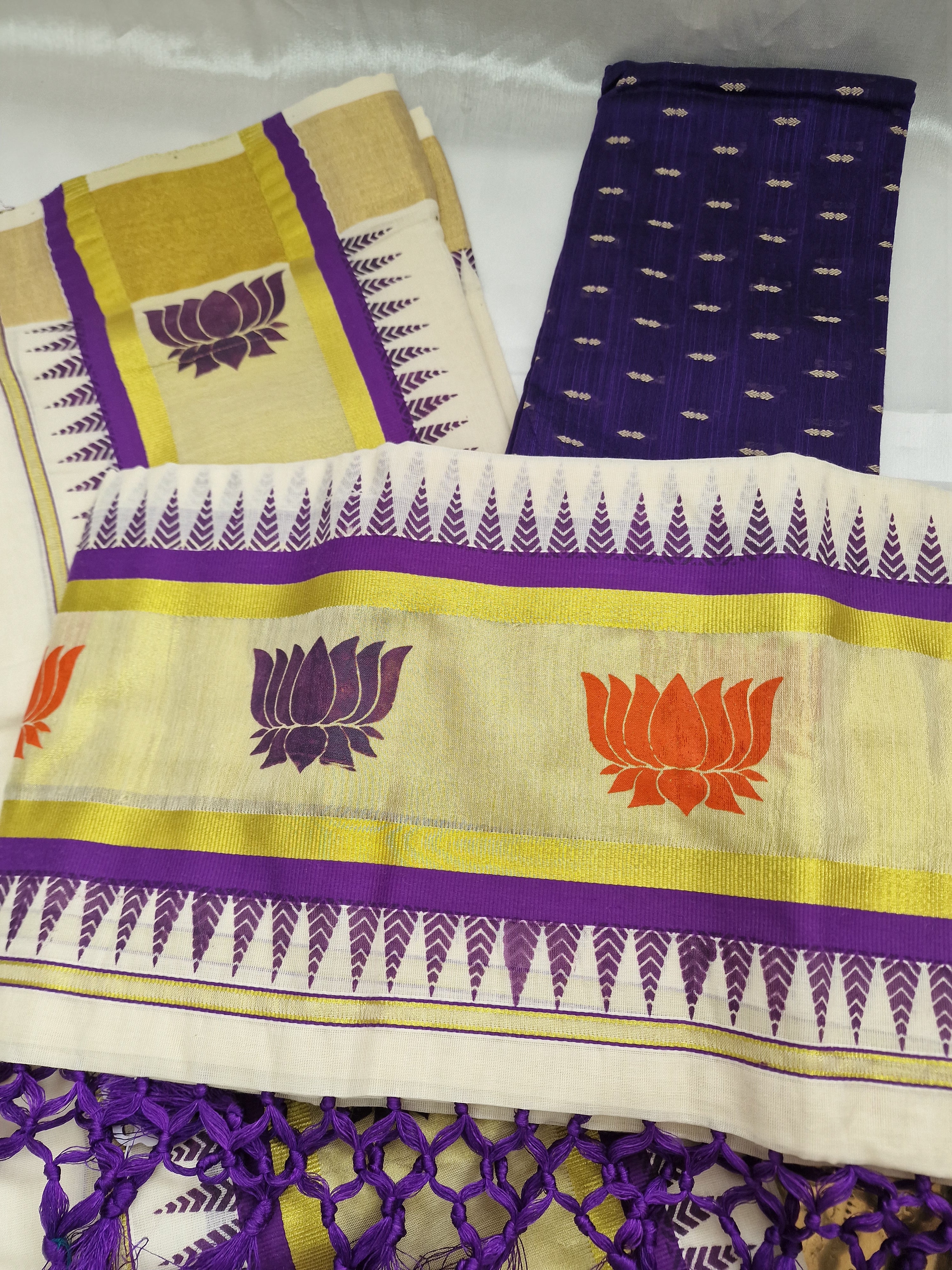2026 Trending Lotus printed settumundu with unstitched blouse