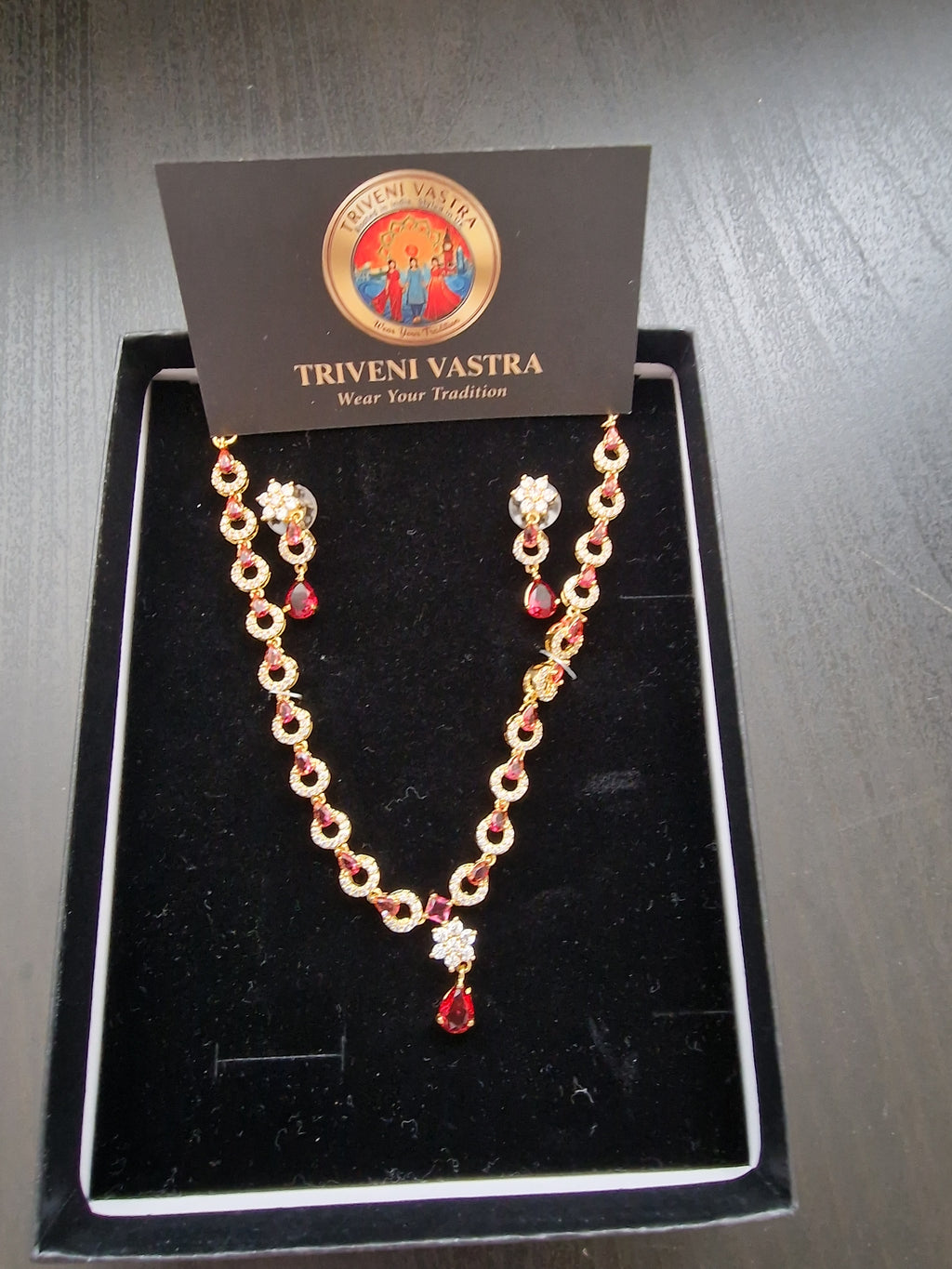 Short necklace with earrings