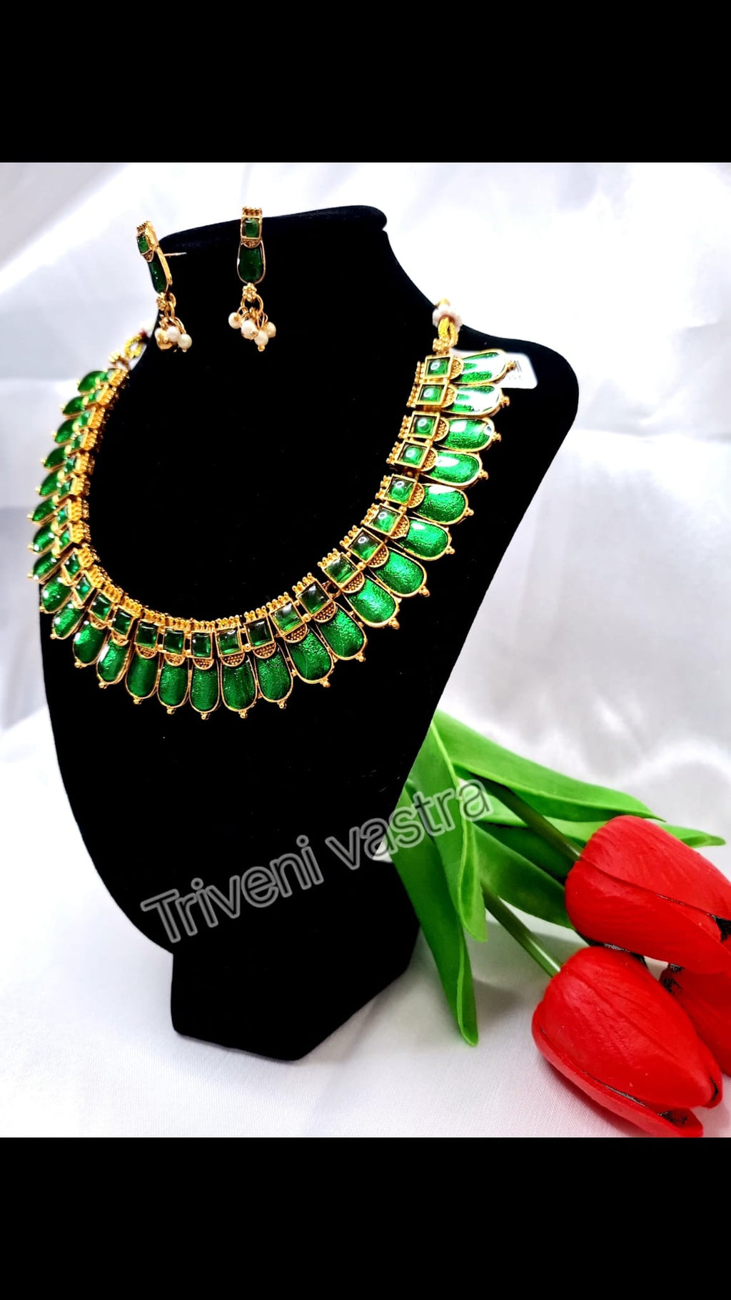 Green traditional  short necklace with earring