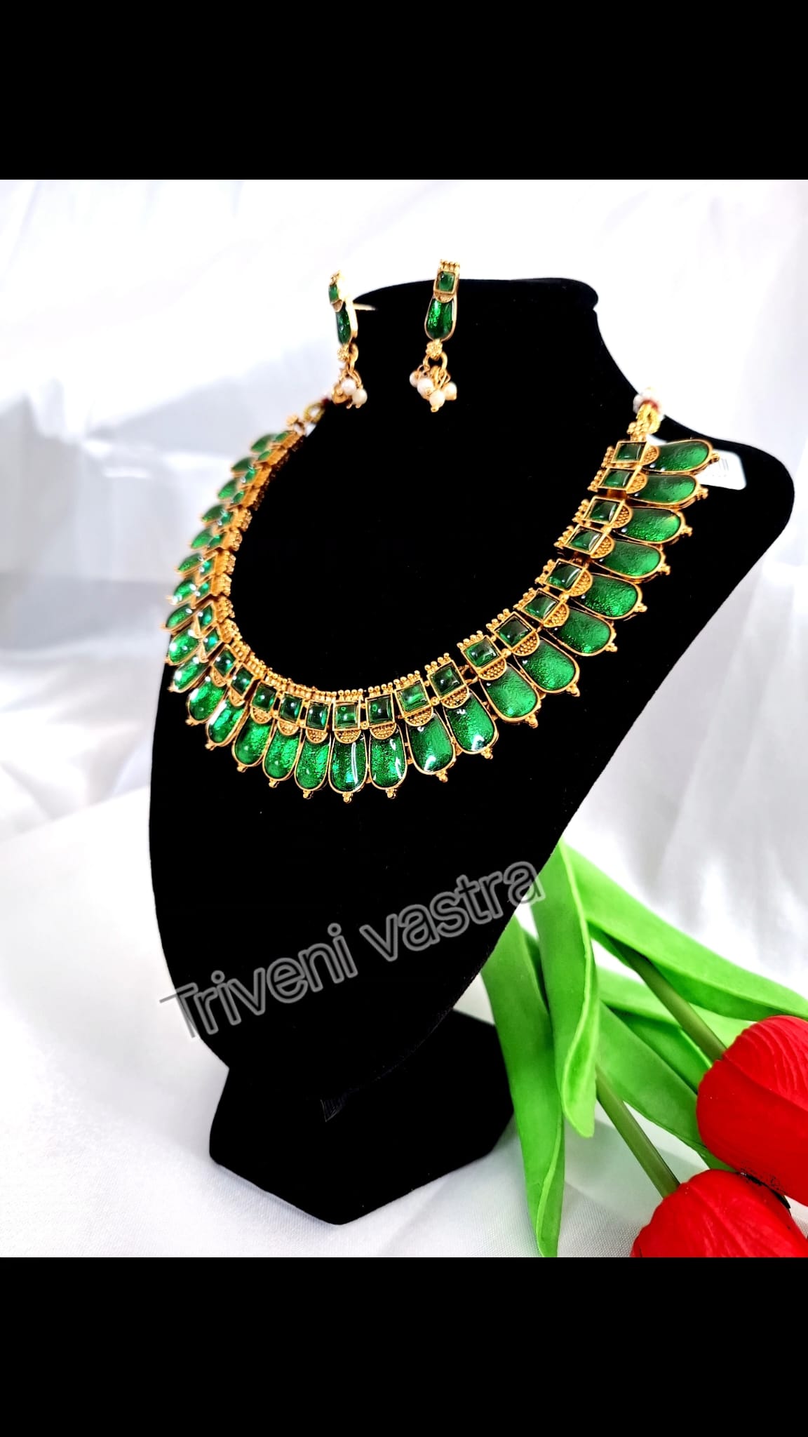 Green traditional  short necklace with earring