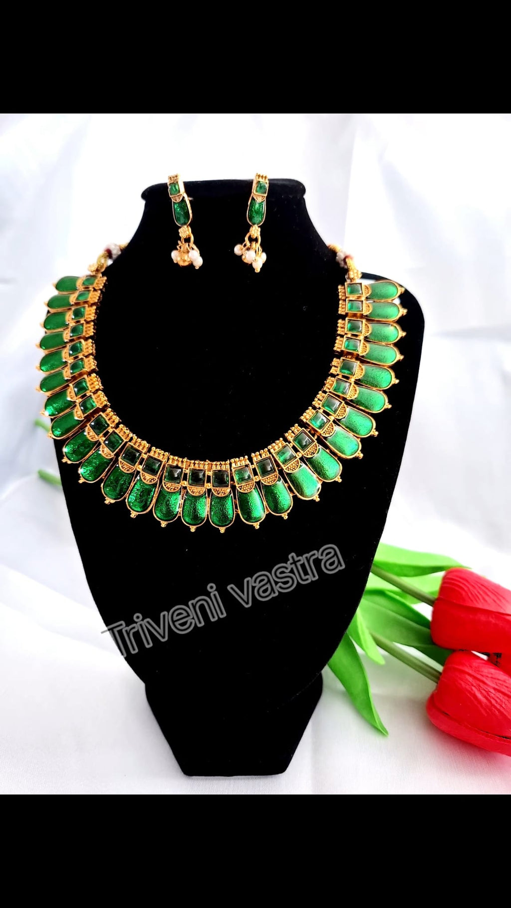 Green traditional  short necklace with earring