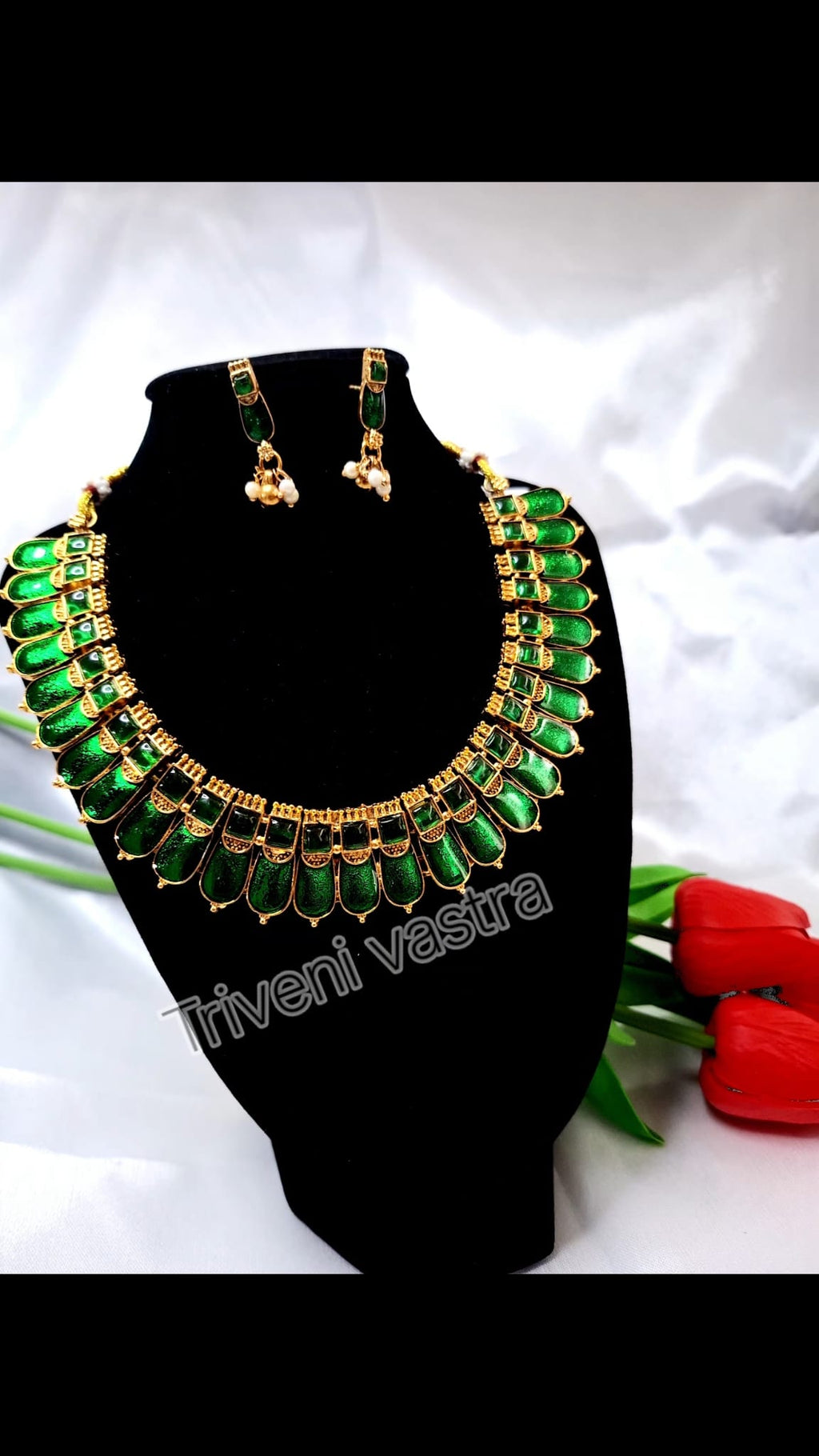 Green traditional  short necklace with earring