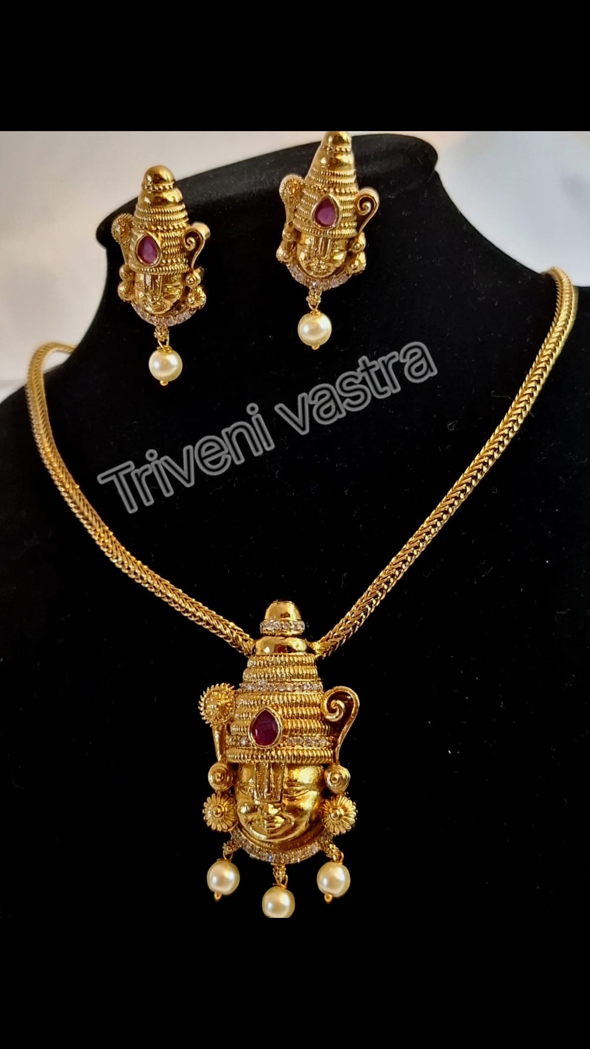 Short neckace with necklace ( Lord Venkideswara/ Vishnu)