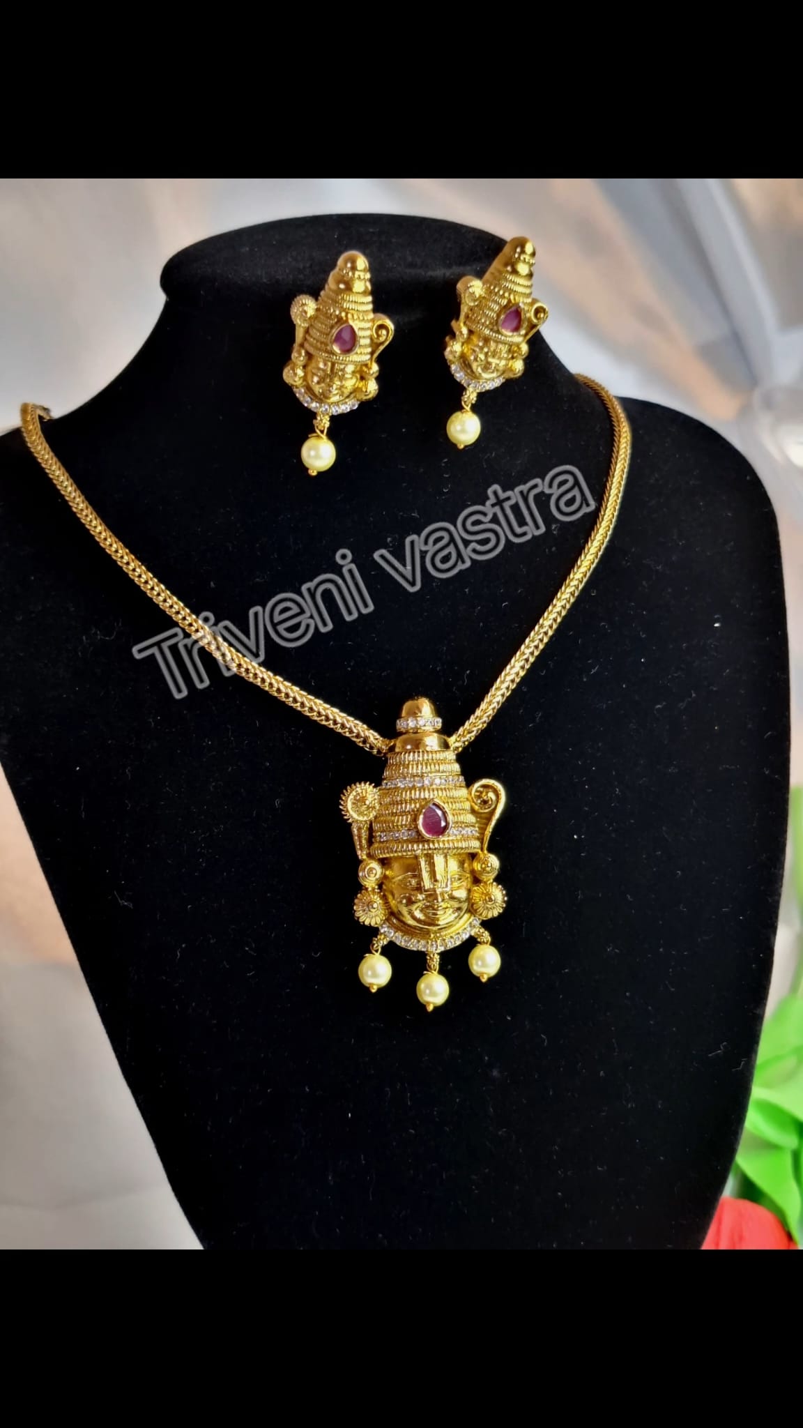 Short neckace with necklace ( Lord Venkideswara/ Vishnu)