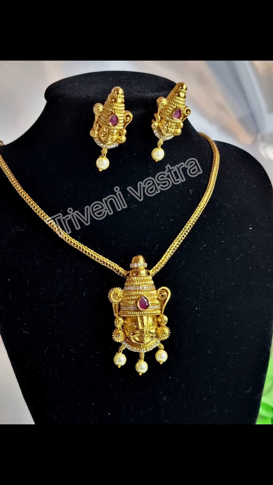 Short neckace with necklace ( Lord Venkideswara/ Vishnu)