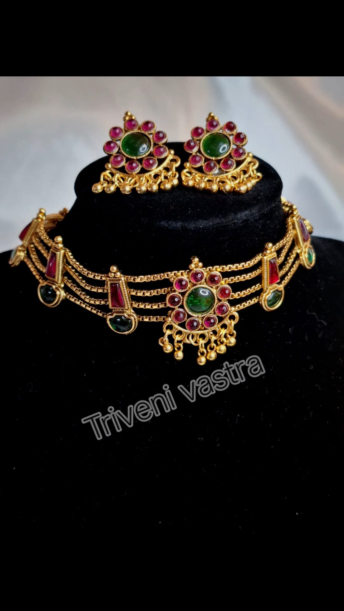 Chocker/ Short necklace