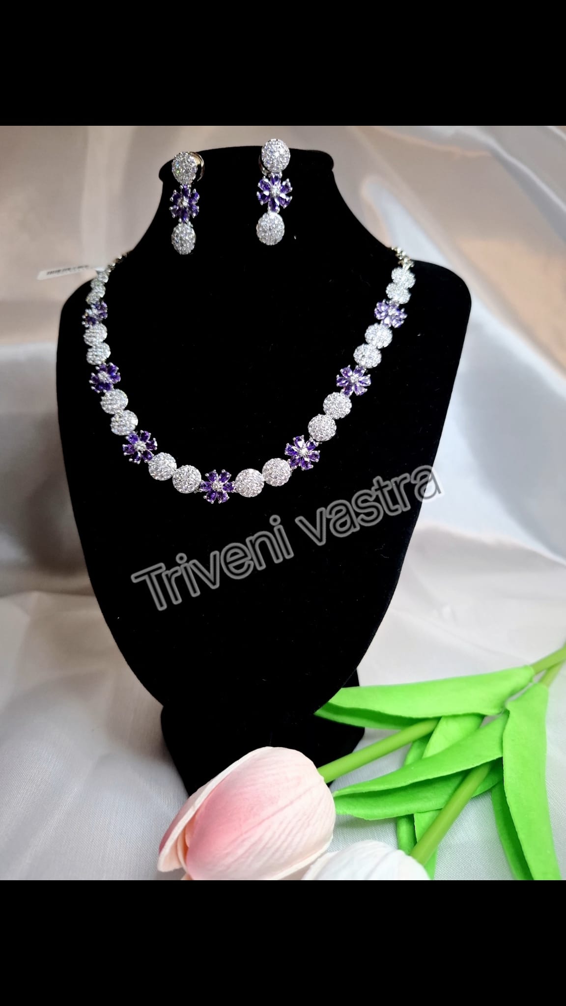 Short necklce - purple and silver stone