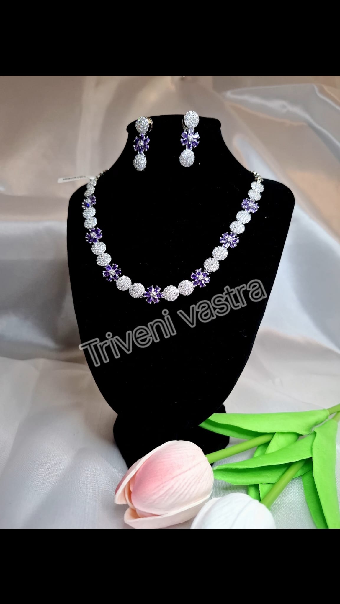 Short necklce - purple and silver stone