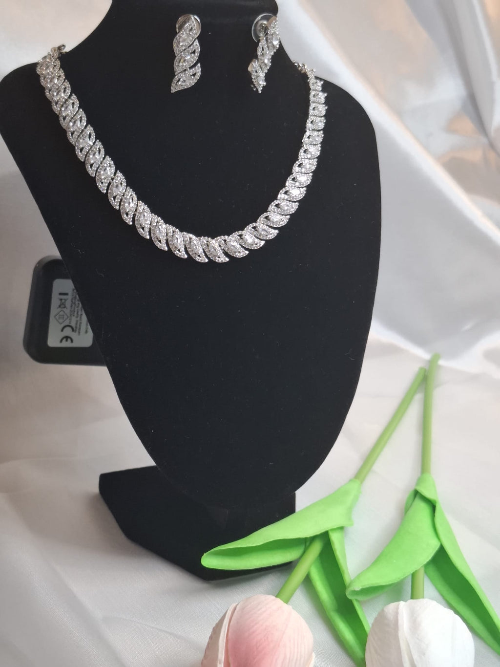 Short necklace- Silver stone