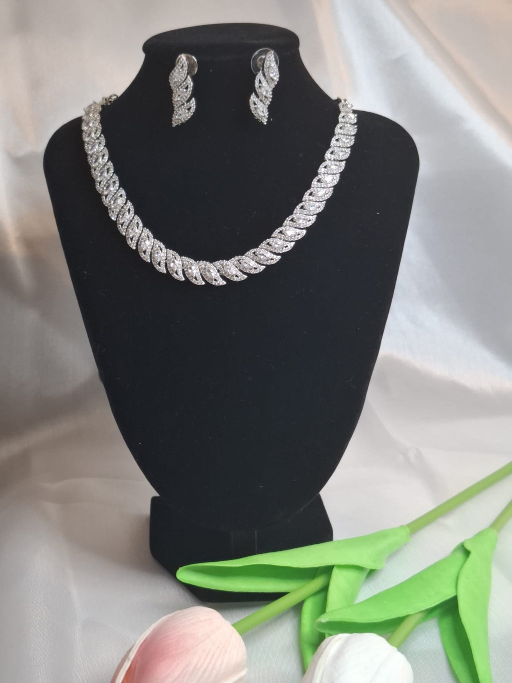 Short necklace- Silver stone