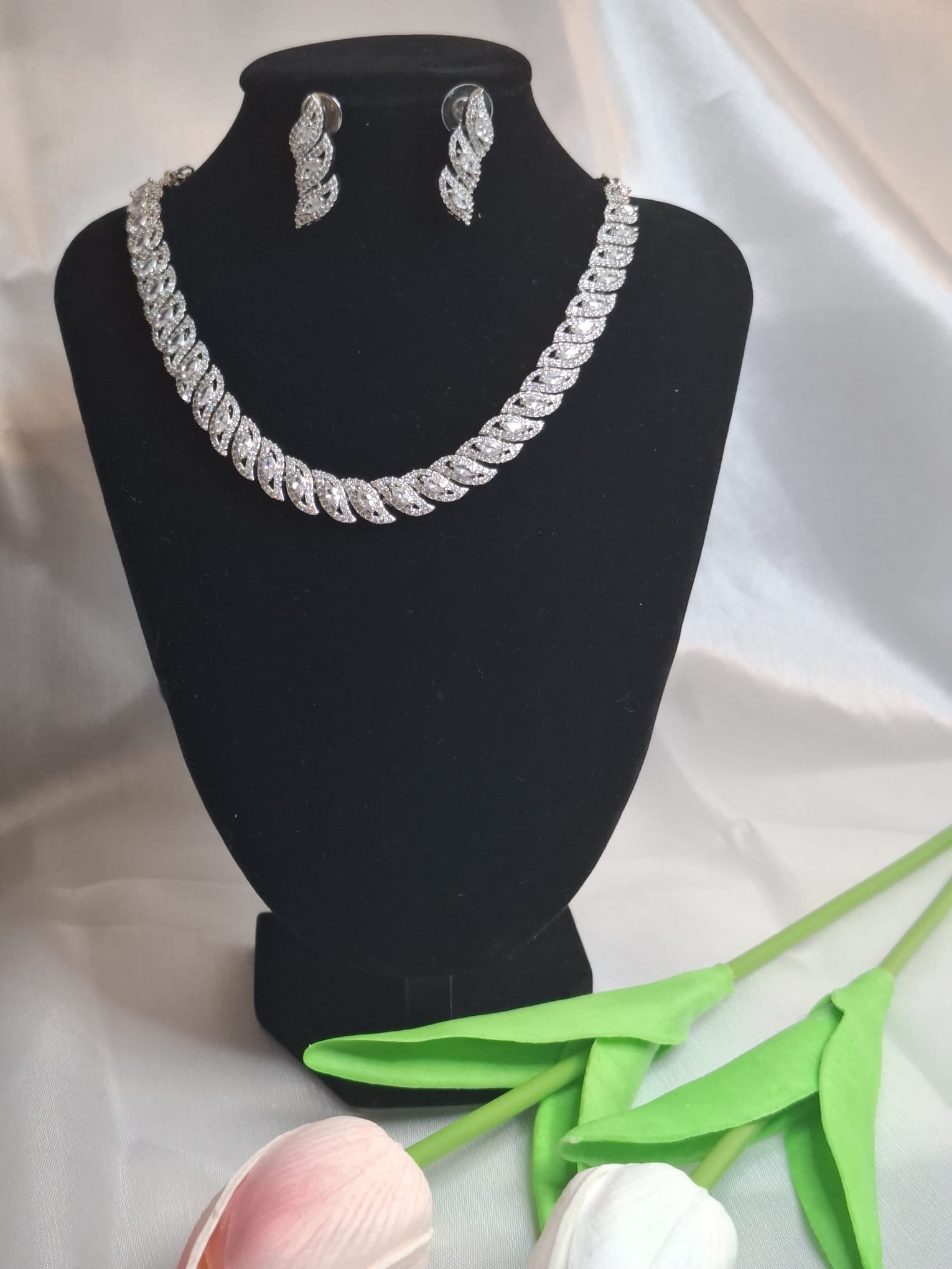 Short necklace- Silver stone