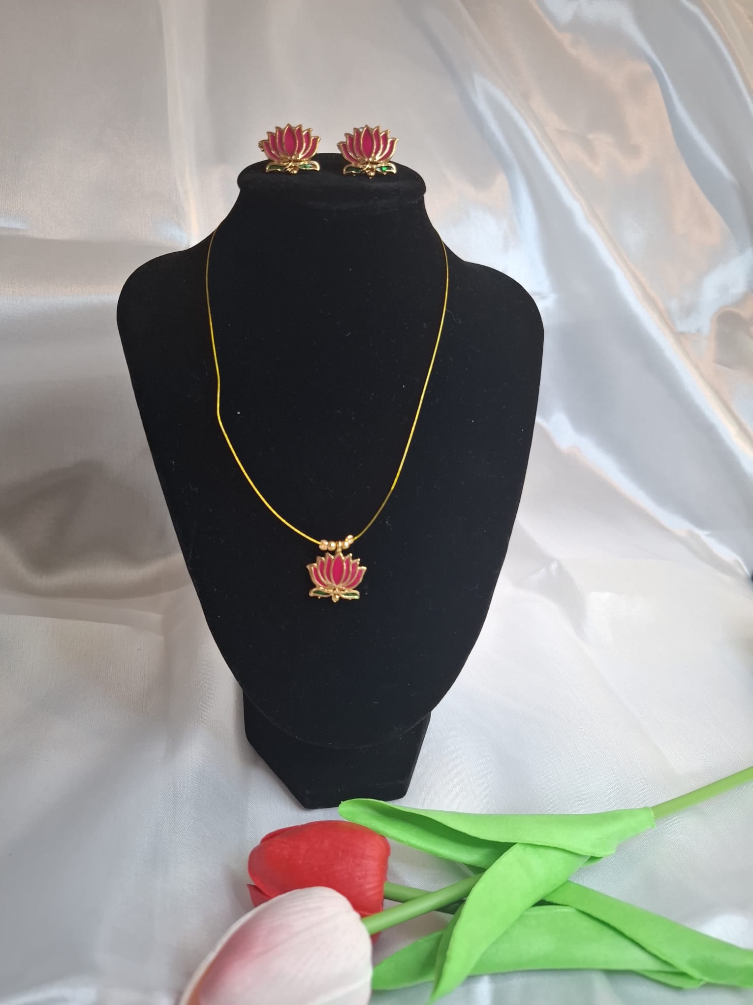 Short necklace with earrings