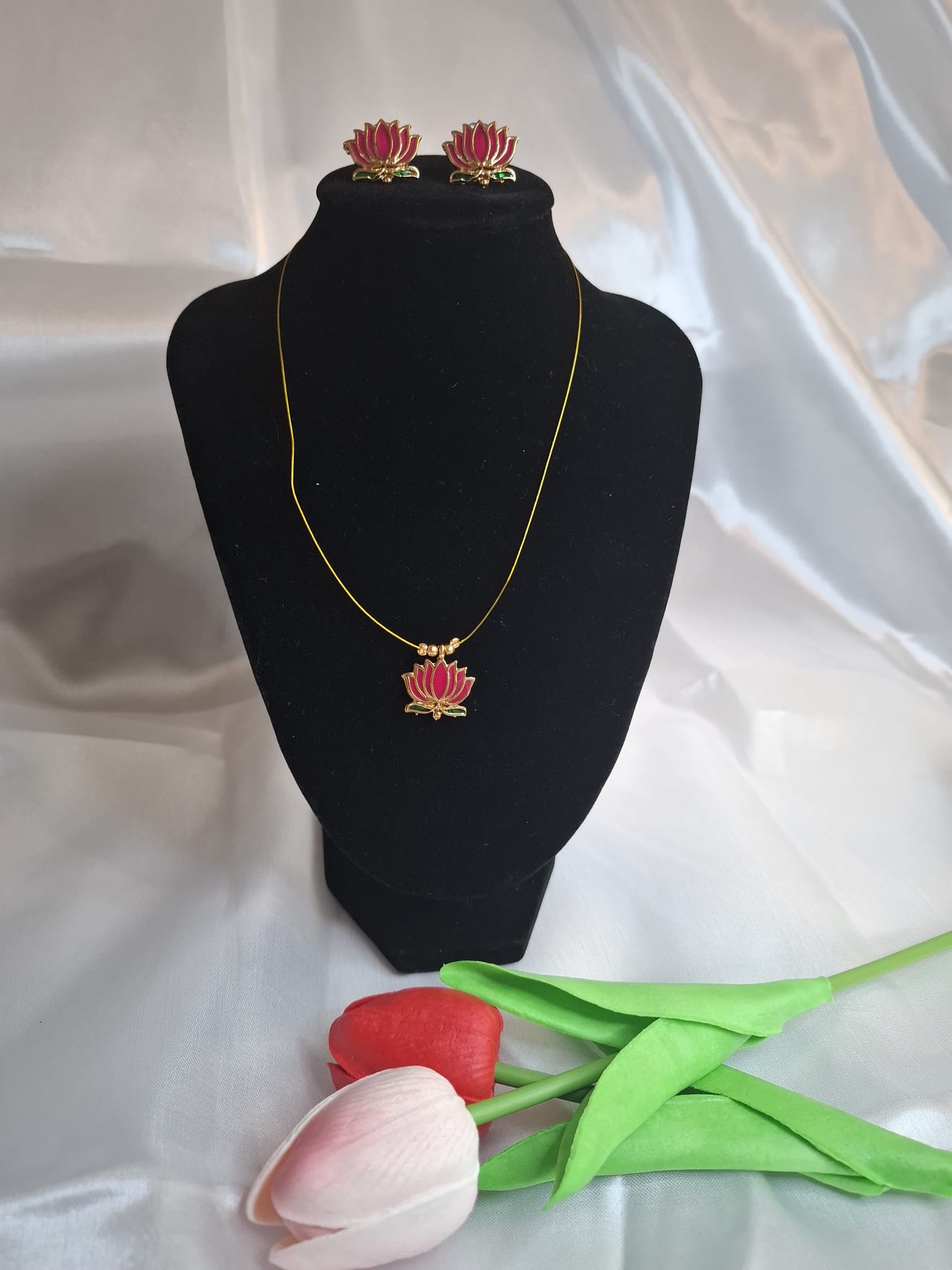 Short necklace with earrings
