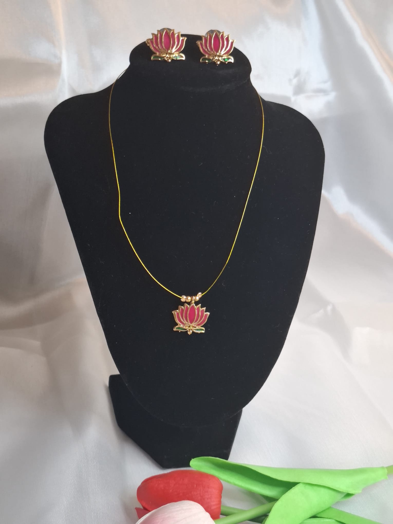 Short necklace with earrings