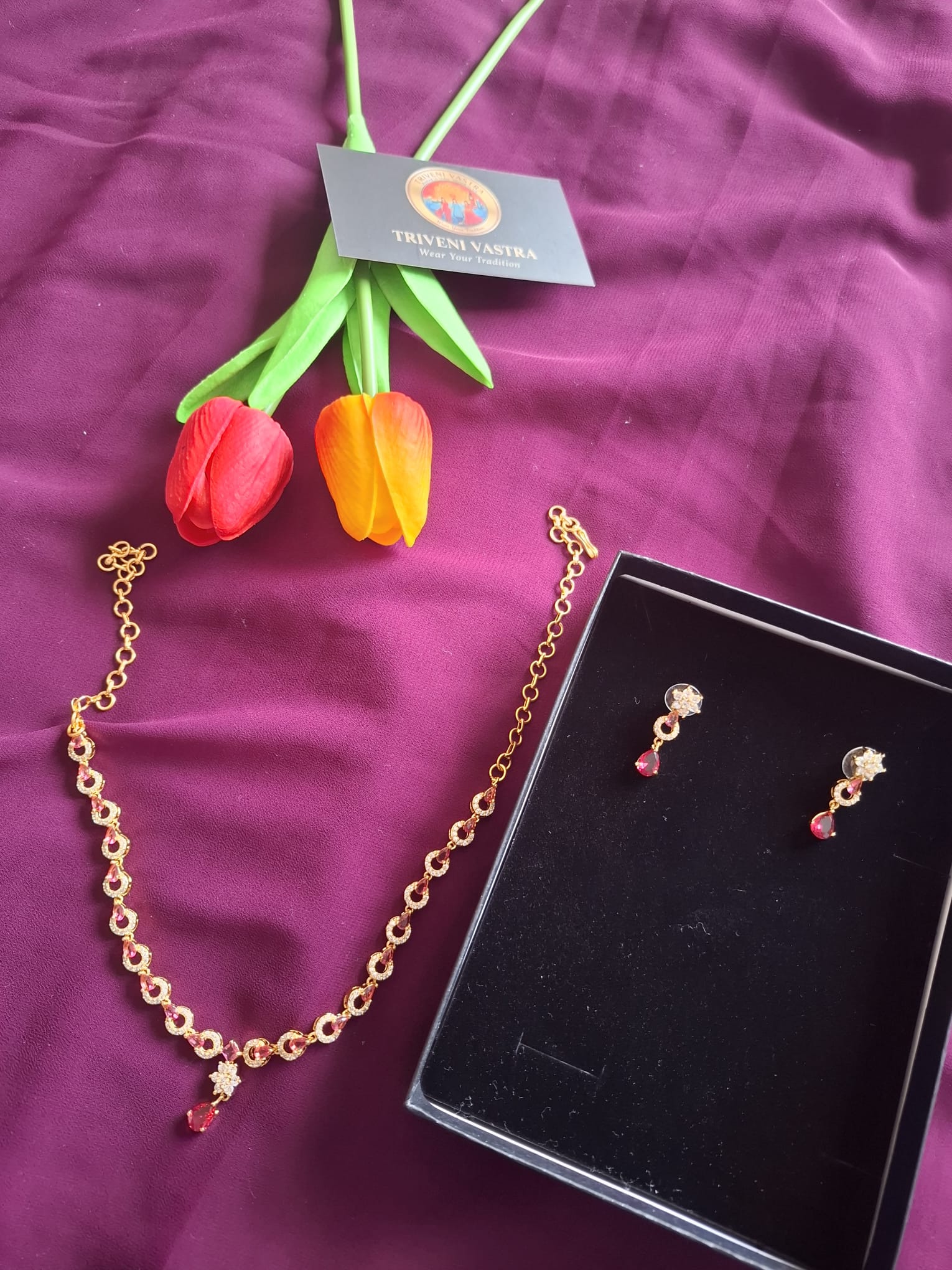 Short necklace with earrings