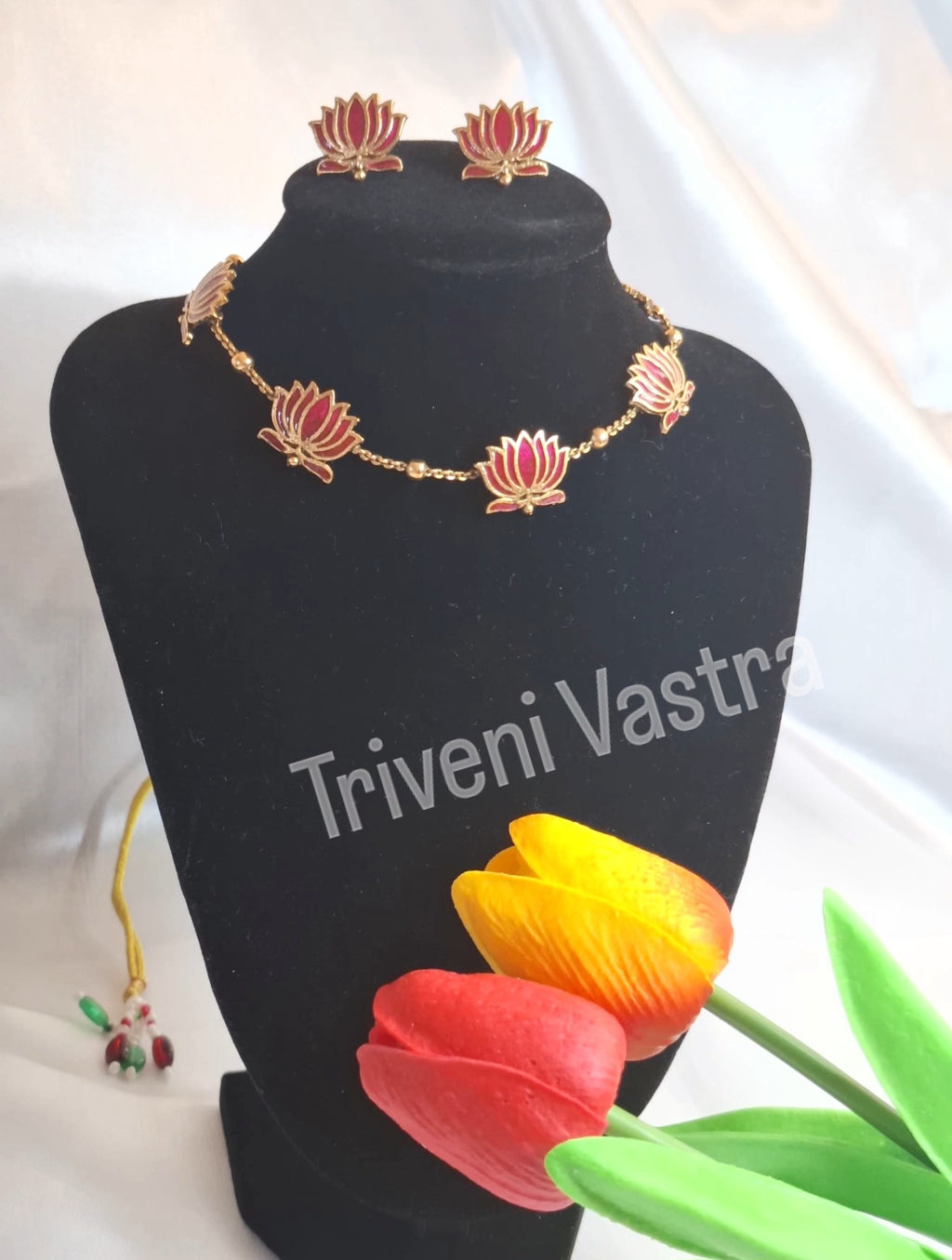 Lotus short necklace/ choker