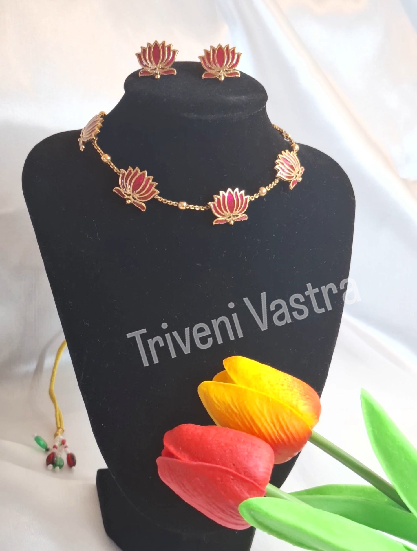 Lotus short necklace/ choker