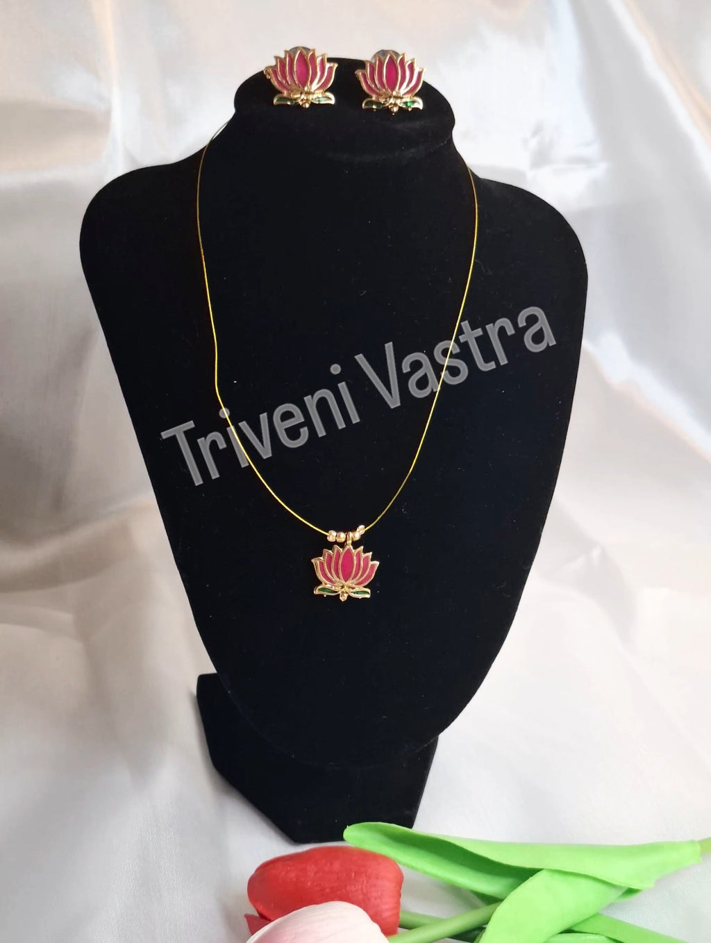 Short lotus necklace