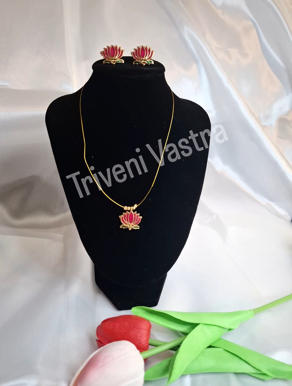 Short lotus necklace