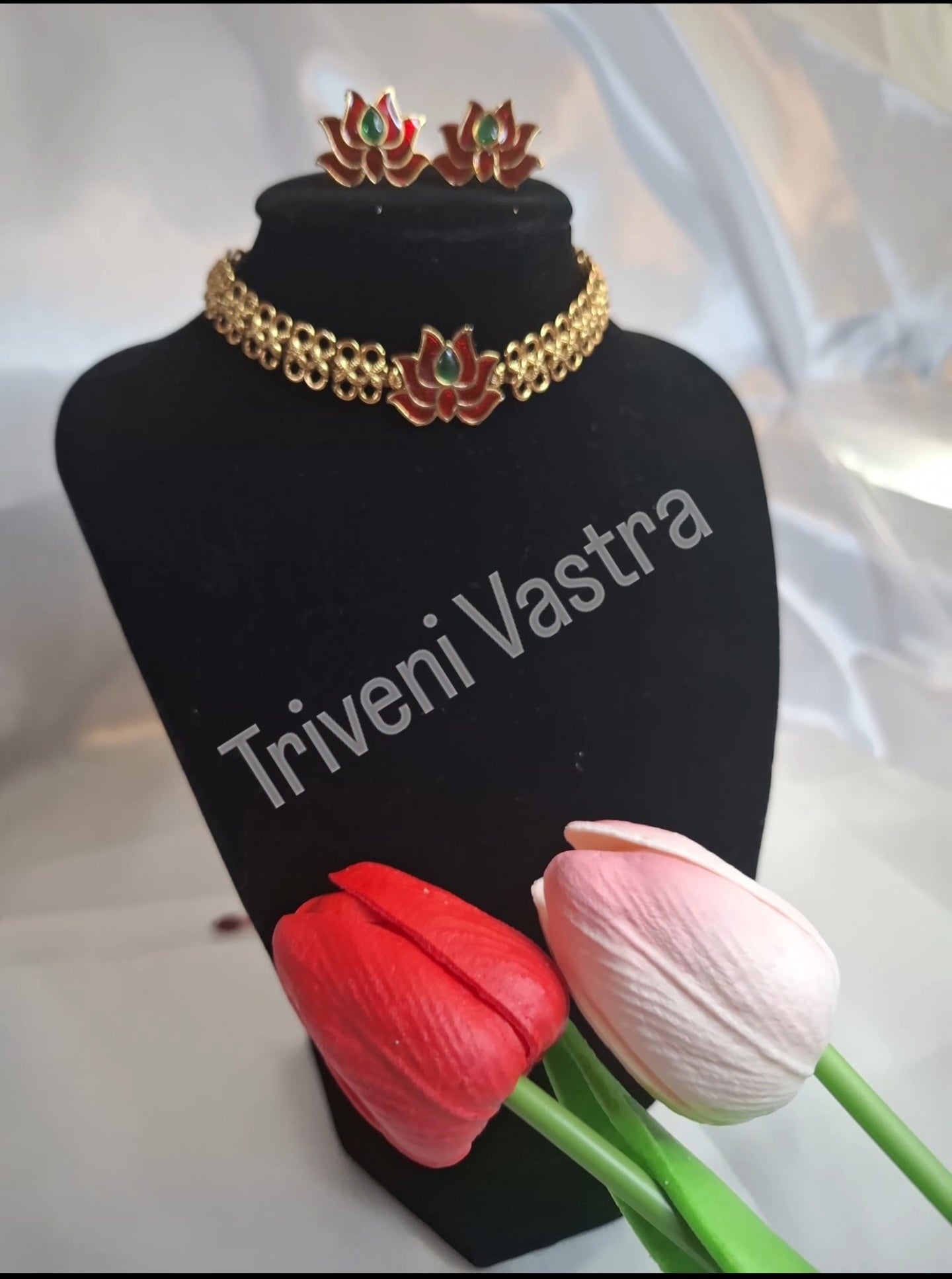 Lotus choker