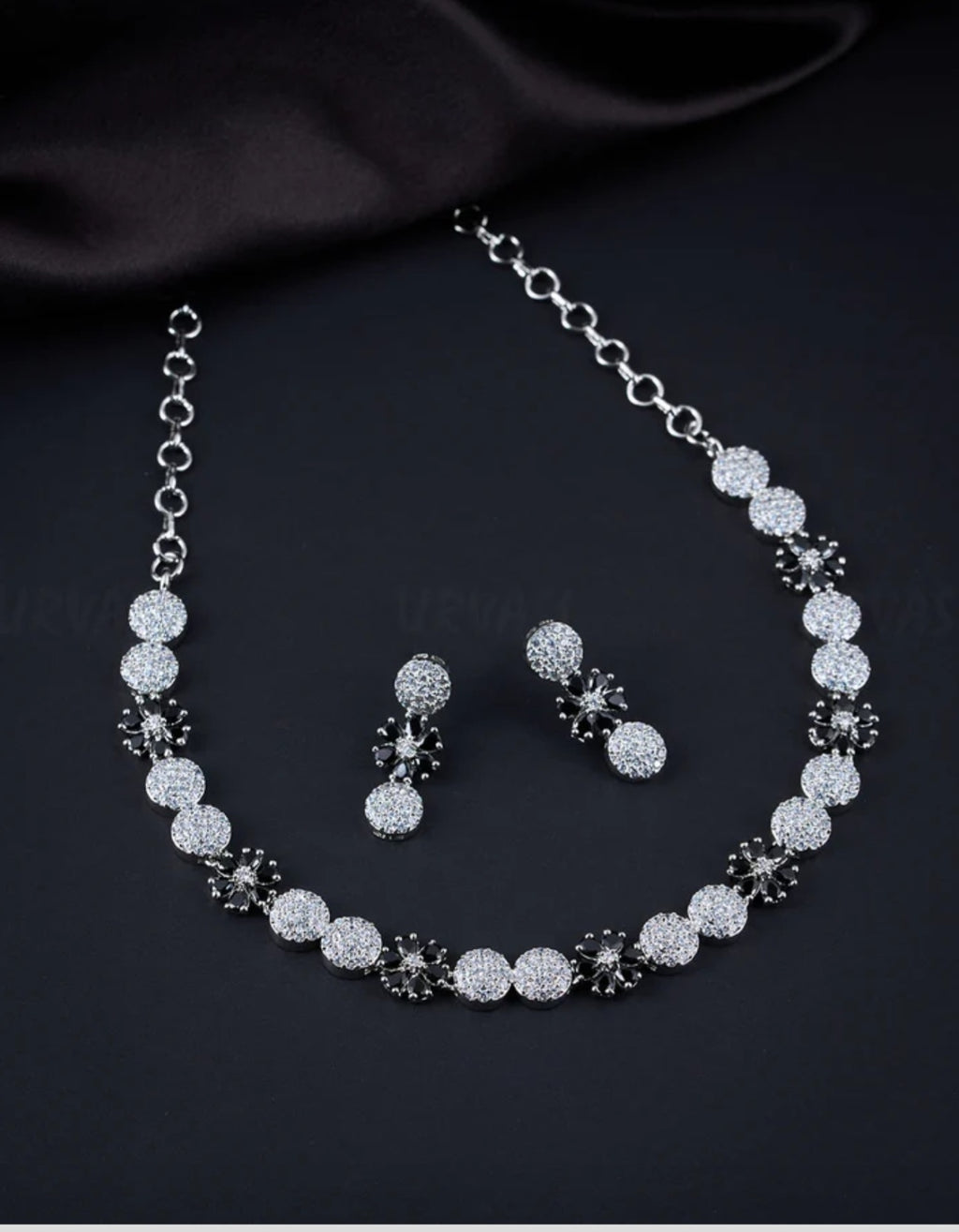 Short necklace with silver and black stones