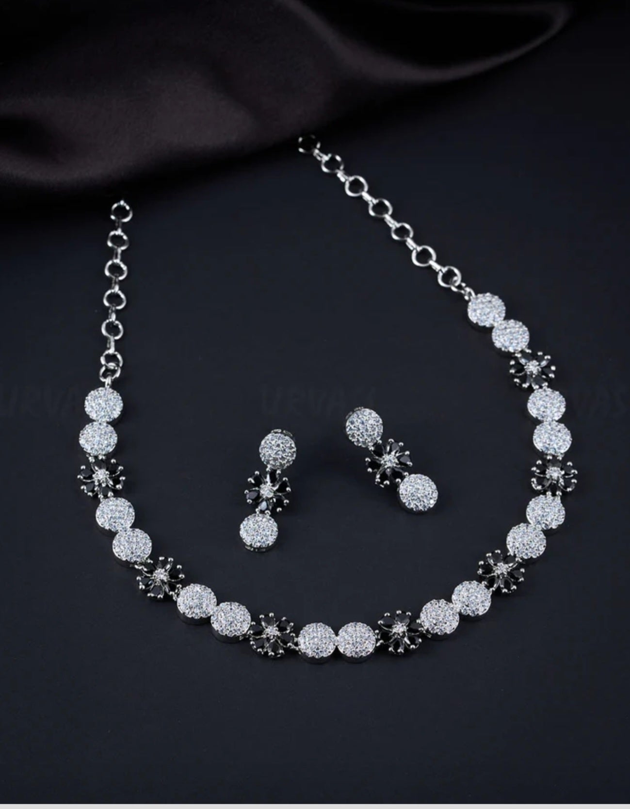 Short necklace with silver and black stones