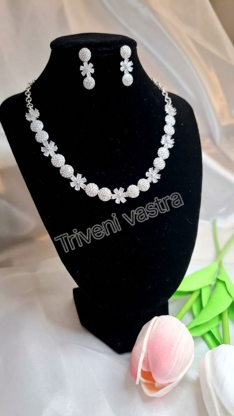 Short necklace with silver & white stones