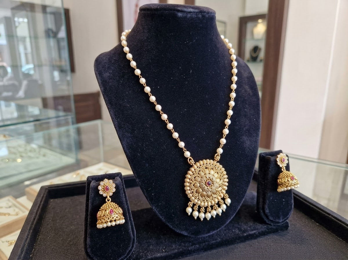 Long necklace with earrings